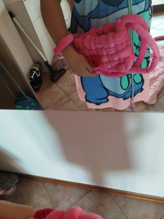 Pochette fatta a mano rosa con fiore rosso