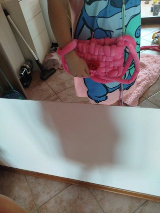 Pochette fatta a mano rosa con fiore rosso