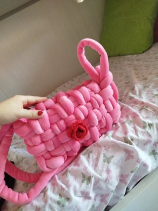 Pochette fatta a mano rosa con fiore rosso