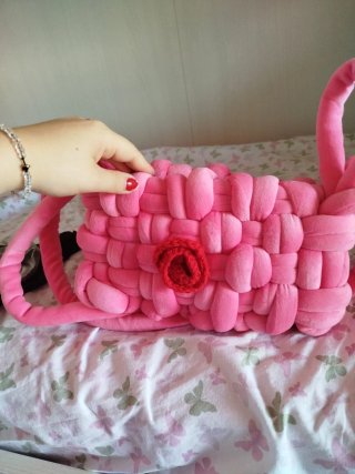 Pochette fatta a mano rosa con fiore rosso