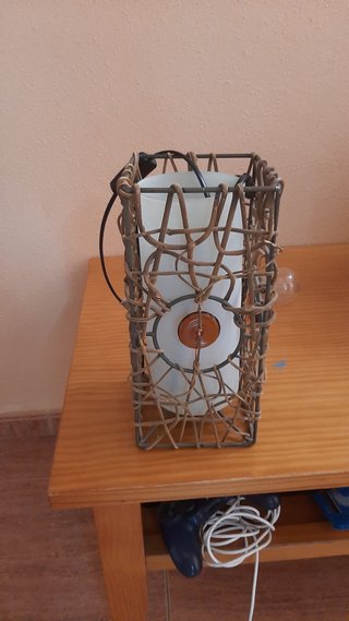 Lamparita de mesa de cristal y mimbre