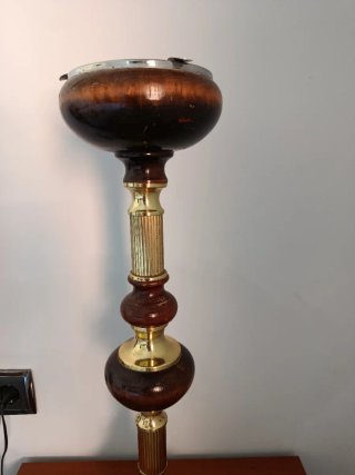 Cenicero de pie retro de madera y latón