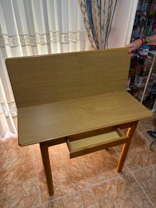 Mesa de cocina de madera con cajón
