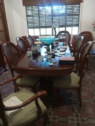 Mesa de comedor de madera y ratán
