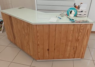 Mesa de comercio madera clara. Baldas blancas.