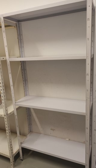 Mesa de comercio madera clara. Baldas blancas.