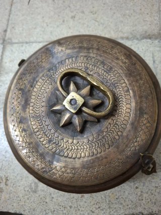 Caja de latón con tapa decorada