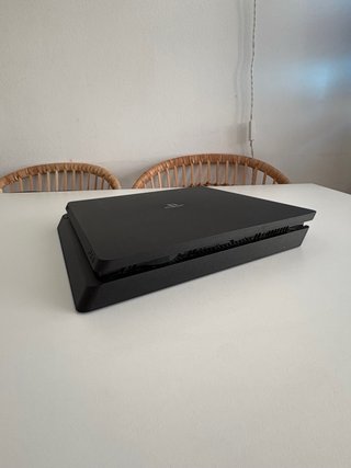 PS4 Slim 500GB + 2 controller + 9 giochi (FC 25, GTA V e+)