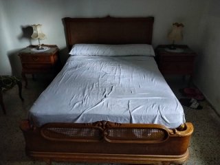 Cama matrimonio + 2 mesitas + 2 lámparas