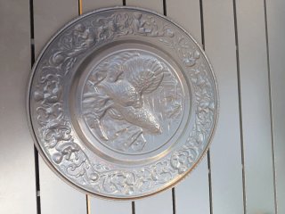 Plato decorativo repujado pájaro