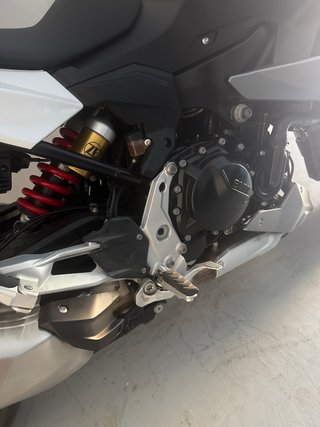 BMW F900 XR Gris/Blanco, esta como nueva,
