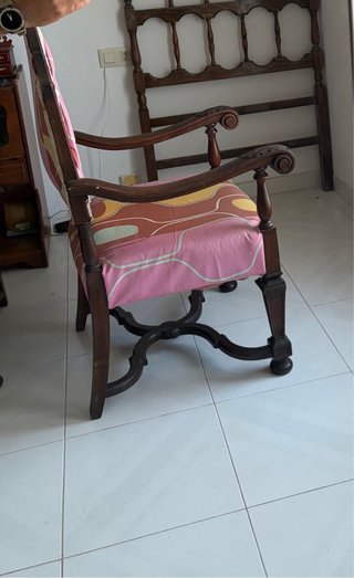 Butaca de madera con tapicería