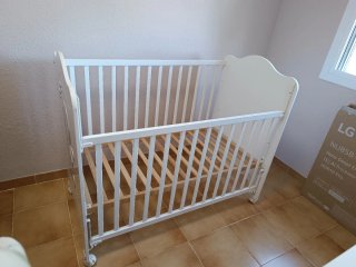 Cuna de madera con osito