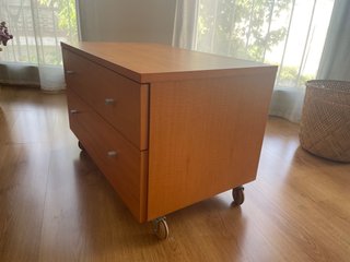 Cajonera de madera con ruedas