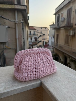 Pochette rosa uncinetto