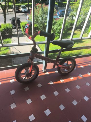 Bicicleta infantil roja