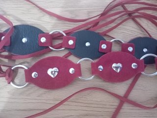 Cinturón boho burdeos con tachuelas de corazón