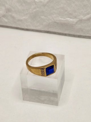 Anillo con piedra azul y diseño griego