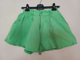 Pantalón corto vaquero verde.