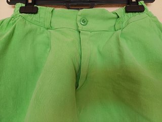 Pantalón corto vaquero verde.