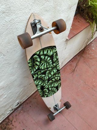 Longboard Globe con diseño hojas tropicales