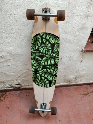 Longboard Globe con diseño hojas tropicales