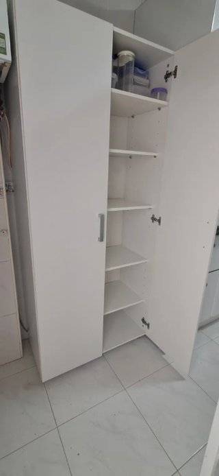 Armario blanco con baldas de madera