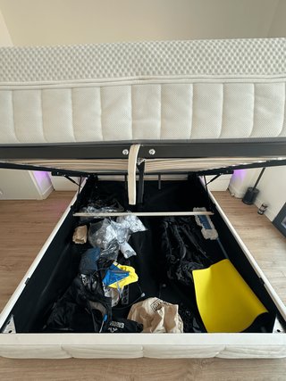 Cama con somier elevable y láminas