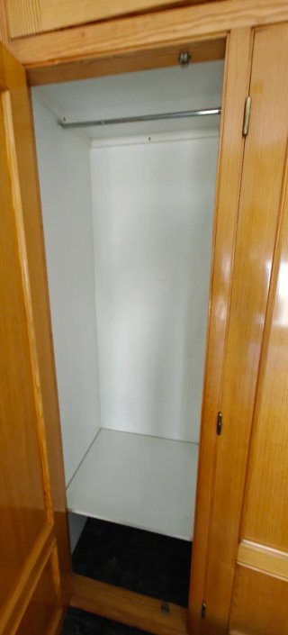 Armario empotrado de madera buen estado. 155x225cm