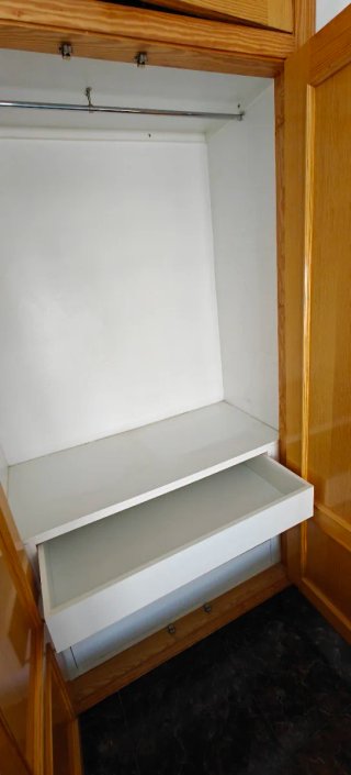 Armario empotrado de madera buen estado. 155x225cm