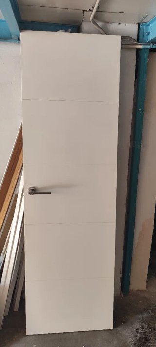 Puerta interior blanca moderna