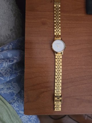 Reloj dorado de pulsera