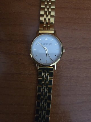 Reloj dorado de pulsera