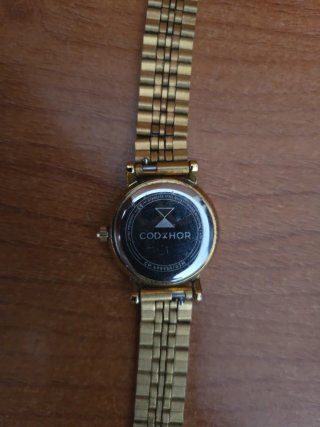Reloj dorado de pulsera