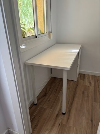 Mesa Escritorio Blanca con Silla Negra