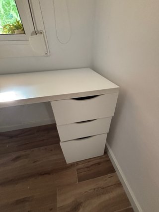 Mesa Escritorio Blanca con Silla Negra