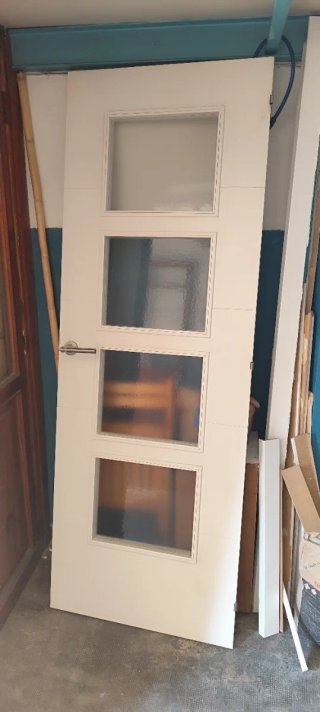 Puerta blanca con 4 cristales
