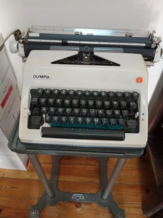 Máquina de escribir Olympia Vintage y mesa