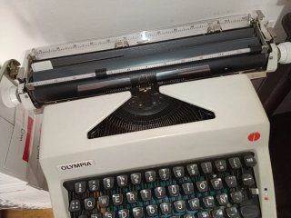 Máquina de escribir Olympia Vintage y mesa