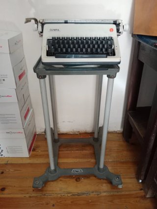 Máquina de escribir Olympia Vintage y mesa