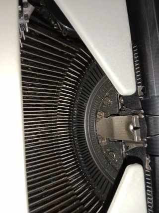 Máquina de escribir Olympia Vintage y mesa