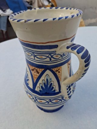 Jarra de cerámica decorada
