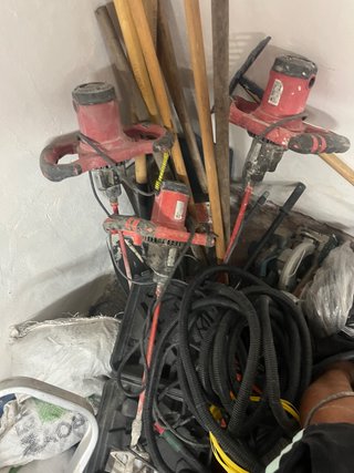 Mezcladora de obra y herramientas