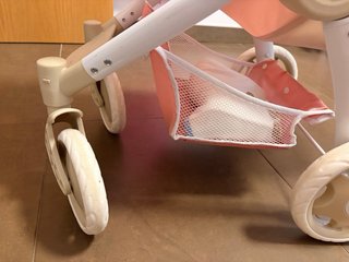 Carrito de muñecas rosa y blanco