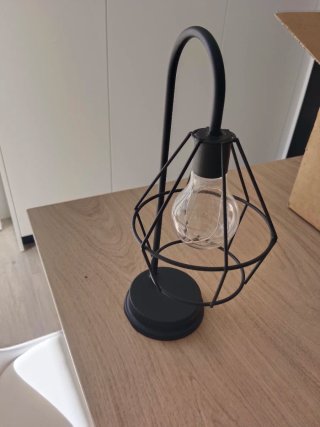 Lámpara de mesa negra estilo industrial