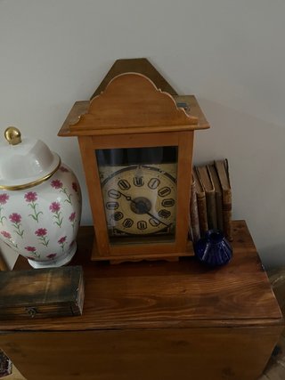 Reloj de péndulo antiguo de madera