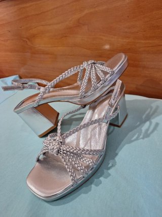 Zapatos de tacón plateados