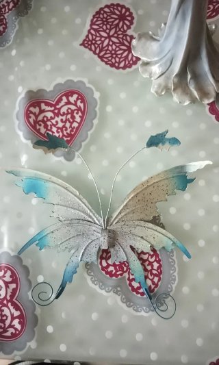 Elegante fata decorativa con ali
