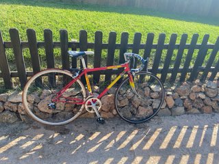 Bicicleta Antigua Carretera Roja y Amarilla