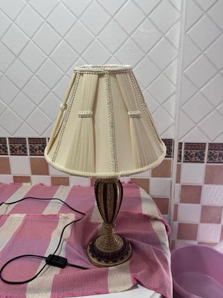 Lámpara de mesa beige y marrón